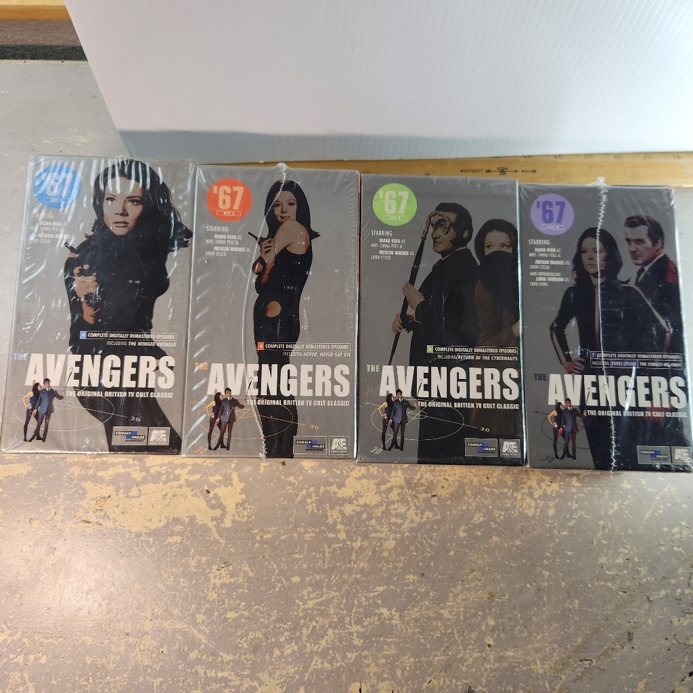 The Avengers '67 Set 1-4 VHS 1,2,3,4 Diana Rigg 1967 New Sealed Posters Include - Picture 2 of 10